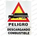 SEÑALAMIENTO DE PELIGRO-DESCARGANDO COMBUSTIBLE 60X80